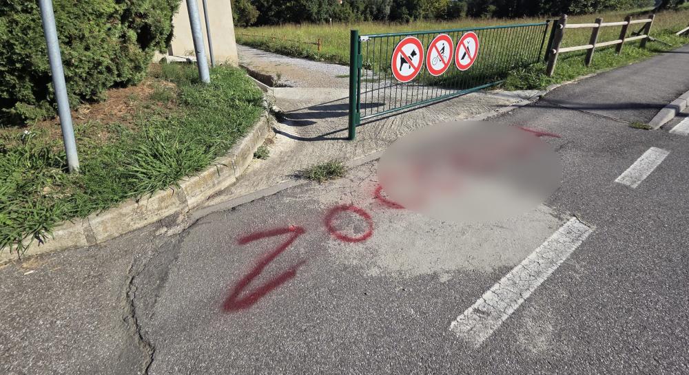 merate scritte sessiste sui marciapiedi l8217autore immortalato dalle telecamere