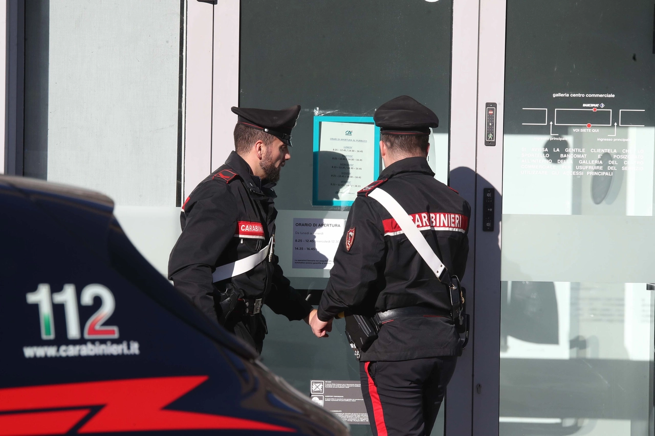 I carabinieri nella filiale Credit Agricole presa d'assalto a Castione Andevenno (Anp)