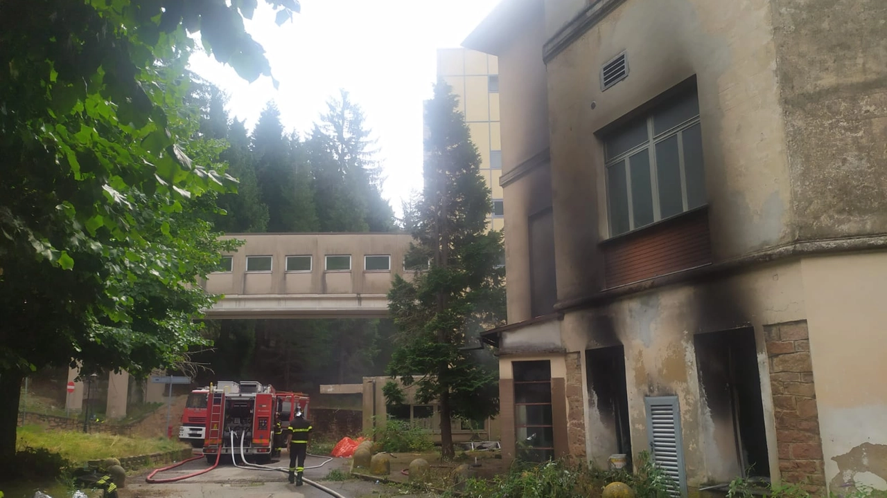 L’incendio per il quale sono in corso indagini è solo uno dei tanti episodi di incursione con danni nell’ospedale chiuso. Il servizio di vigilanza notturna dovrebbe fungere da deterrente ai cacciatori di brividi e malintenzionati L’incendio per il quale sono in corso indagini è solo uno dei tanti episodi di incursione con danni nell’ospedale chiuso. Il servizio di vigilanza notturna dovrebbe fungere da deterrente ai cacciatori di brividi e malintenzionati
