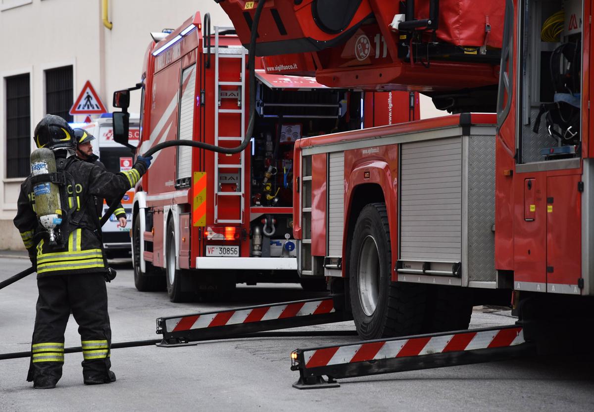 Venegono Superiore, in casa scoppia un incendio: anziana disabile salvata dai carabinieri