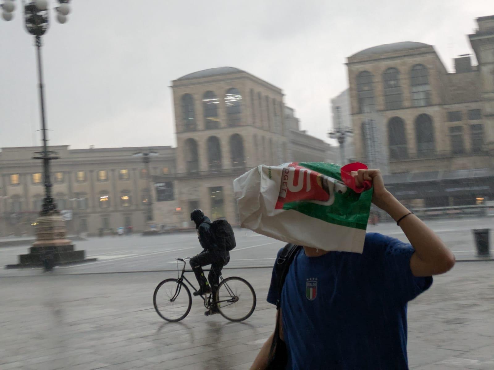 il cielo si fa scuro all improvviso e su milano si abbatte un violento temporale
