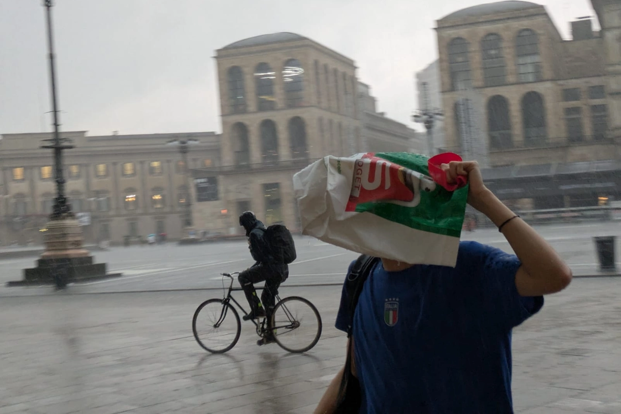 Nel giro di pochi secondi piazza Duomo, come al solito affollata di turismi, si è svuotata
