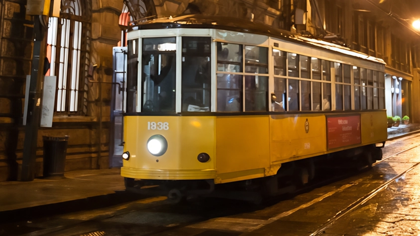 Una giovane donna racconta di essere stata vittima di un atto osceno su un tram a Milano. Nonostante l'orrore, trova conforto nell'aiuto di un amico e di una sconosciuta.