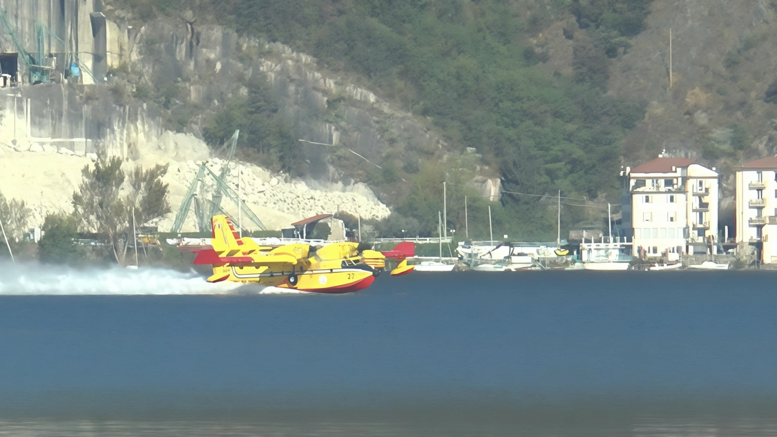Ieri mattina è entrato in azione anche il canadair per spegnere le fiamme Ieri mattina è entrato in azione anche il canadair per spegnere le fiamme