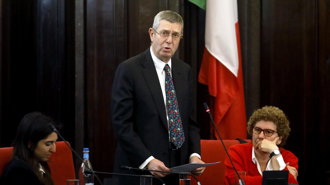 A sinistra Giuseppe Sala sindaco di Milano che è intervenuto in aula Sopra la protesta dell’opposizione