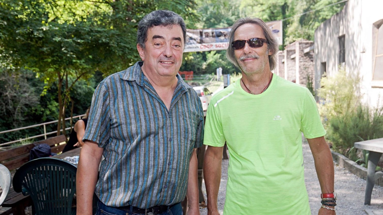 Il cantante Marco Ferrandini a destra con Luigi Gasparini presidente della cooperativa Solleva che gestisce lo stallazzo Il cantante Marco Ferrandini a destra con Luigi Gasparini presidente della cooperativa Solleva che gestisce lo stallazzo