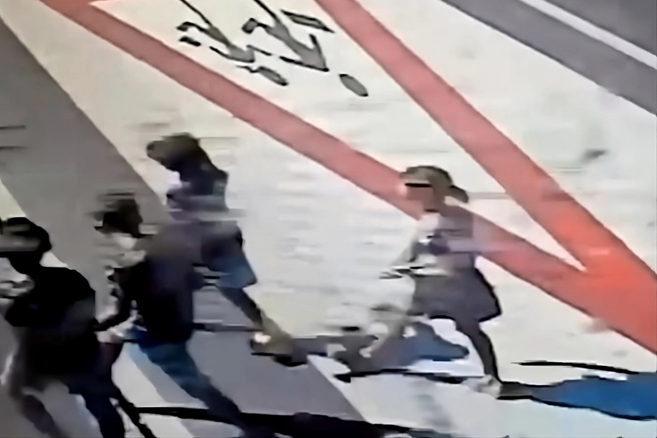 Un fermo immagine ripreso dalle telecamere di via Saponaro mostra i quattro ragazzini fuggire dopo l’incidente
