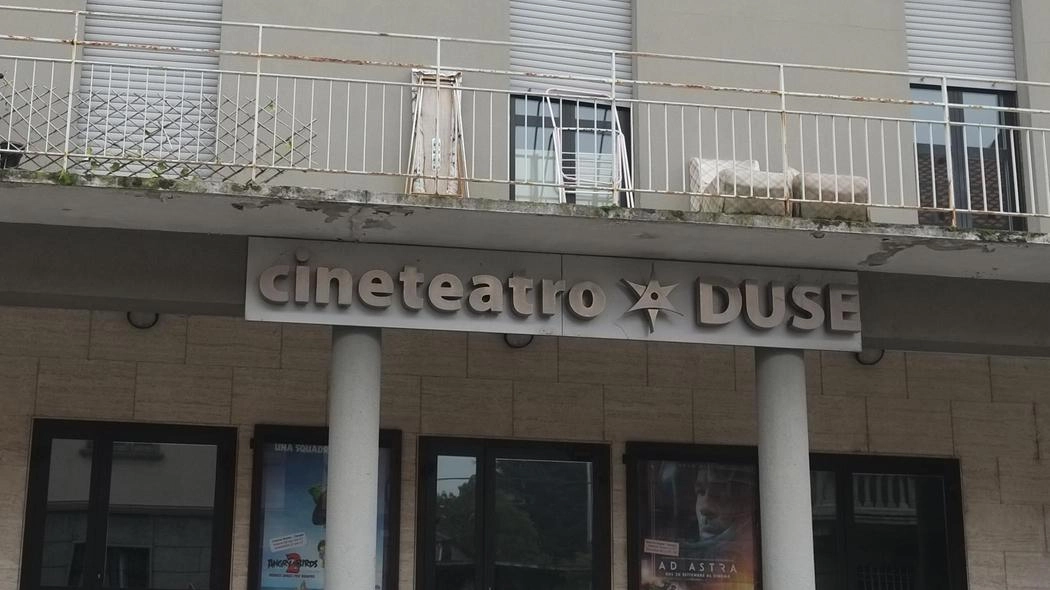 La riqualificazione del vecchio cinema Duse a AGRATE diventa tema centrale della campagna elettorale, con critiche al progetto di Simone Sironi da parte di Luigi Porta. Proposte alternative includono spostare il teatro nell'area Star e migliorare la gestione della città.
