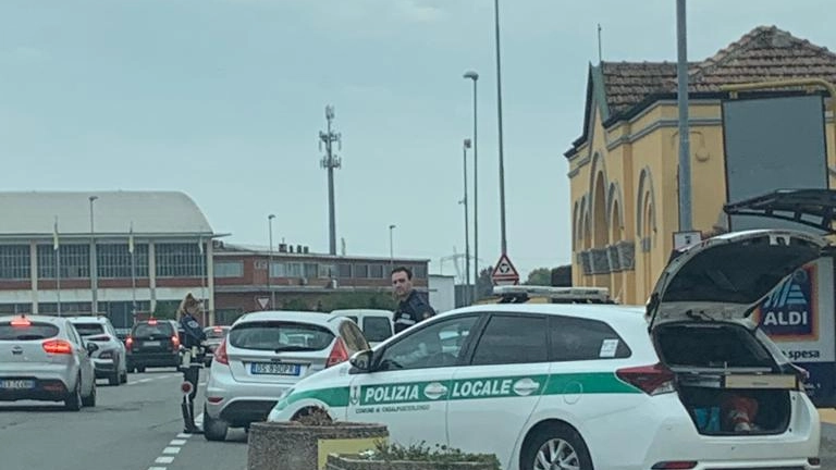 Un posto di controllo della polizia locale di Casalpusterlengo