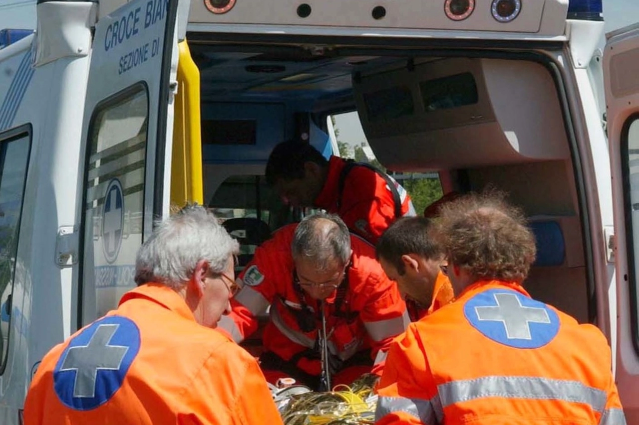 Il ragazzo è stato portato all'ospedale di Varese