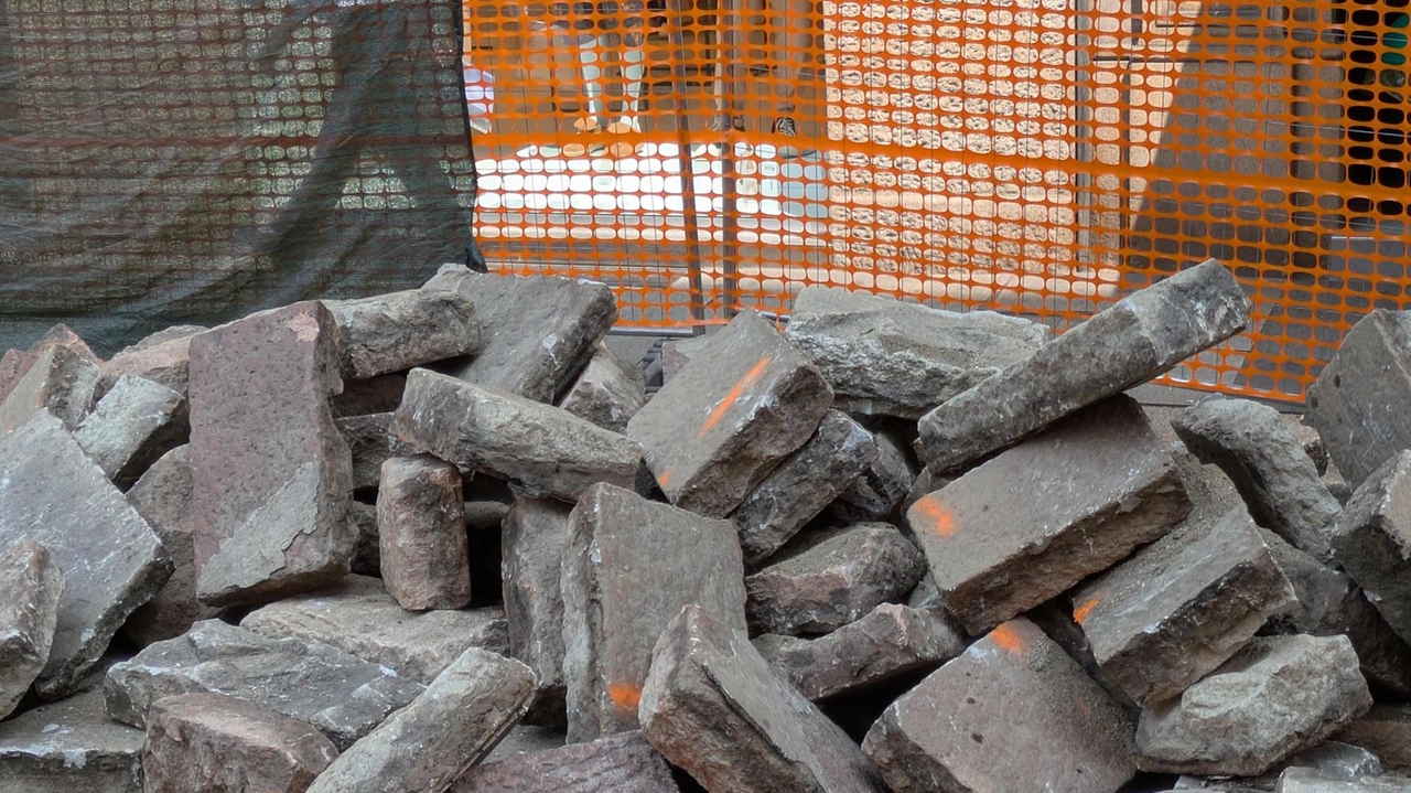 In via Meravigli ora c’è l’asfalto. In piazza Cordusio lamentele per il cantiere. Il dibattito è ripartito dopo le frasi di Sala sullo stop alle pietre in via Torino. Il Comune, intanto, punta a togliere i masselli da via De Amicis e Porta Romana. .