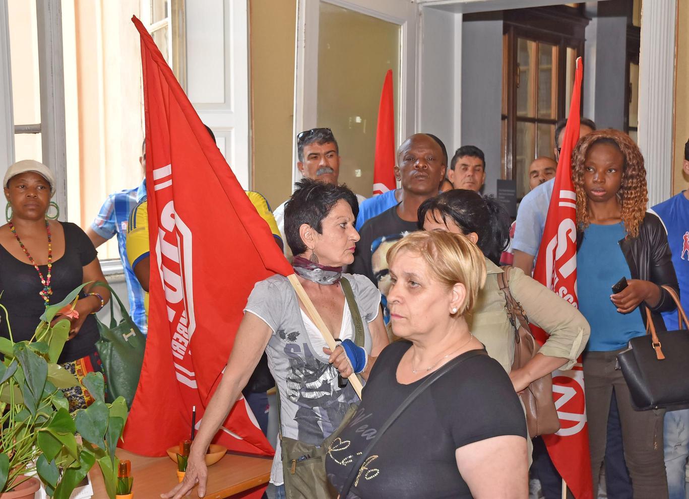 Pavia, la protesta contro gli sfratti irrompe in Consiglio comunale: sospesa la seduta Pavia, la protesta contro gli sfratti irrompe in Consiglio comunale: sospesa la seduta