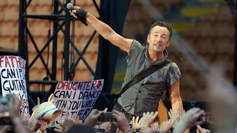 Tanti gli aneddoti legati agli spettacoli del rocker americano al Meazza. Nel 1985 alloggiò nella casa dello stilista, nel 2013 scelse il treno. Prima del live, lo stesso rituale: chiuso in camerino fino all’ultimo. Tanti gli aneddoti legati agli spettacoli del rocker americano al Meazza. Nel 1985 alloggiò nella casa dello stilista, nel 2013 scelse il treno. Prima del live, lo stesso rituale: chiuso in camerino fino all’ultimo.