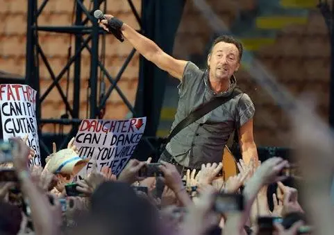 Bruce Springsteen, i retroscena dei leggendari concerti a San Siro: dalla villa con Versace all’arrivo in Centrale (e poi la concentrazione)