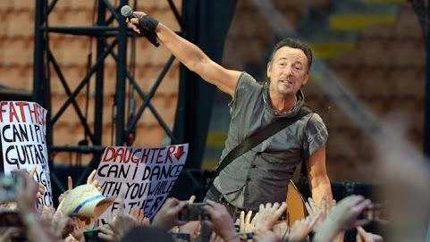Tanti gli aneddoti legati agli spettacoli del rocker americano al Meazza. Nel 1985 alloggiò nella casa dello stilista, nel 2013 scelse il treno. Prima del live, lo stesso rituale: chiuso in camerino fino all’ultimo.