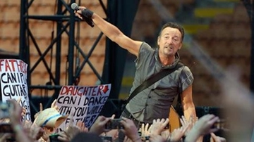 Bruce Springsteen, i retroscena dei leggendari concerti a San Siro: dalla villa con Versace all’arrivo in Centrale (e poi la concentrazione)