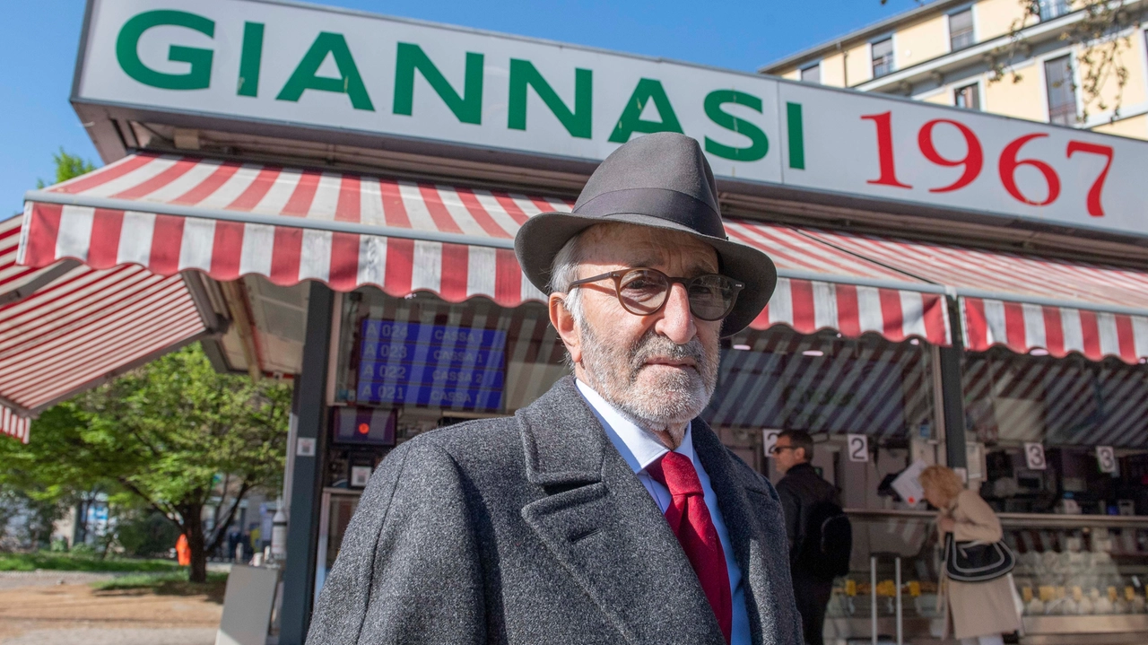 Dorando Giannasi davanti allo storico chiosco Dorando Giannasi davanti allo storico chiosco