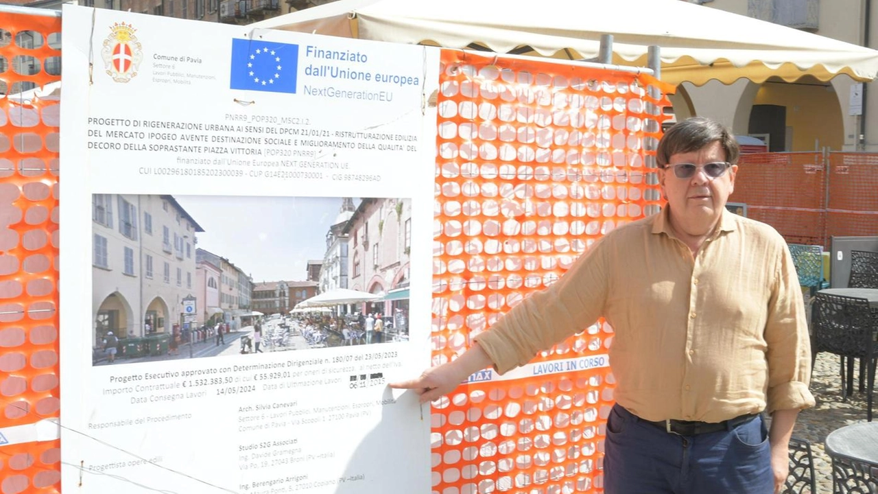 Luigi Polzotto presidente della cooperativa mostra il cambio della data di fine lavori sul cartello del cantiere Luigi Polzotto presidente della cooperativa mostra il cambio della data di fine lavori sul cartello del cantiere
