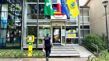 Opera, donna sfrattata dalla casa comunale si dà fuoco in municipio