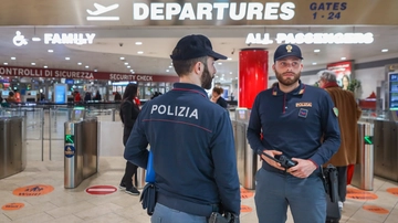Rapina in pieno giorno al Terminal 1 di Malpensa: in due aggrediscono una donna per uno smartphone
