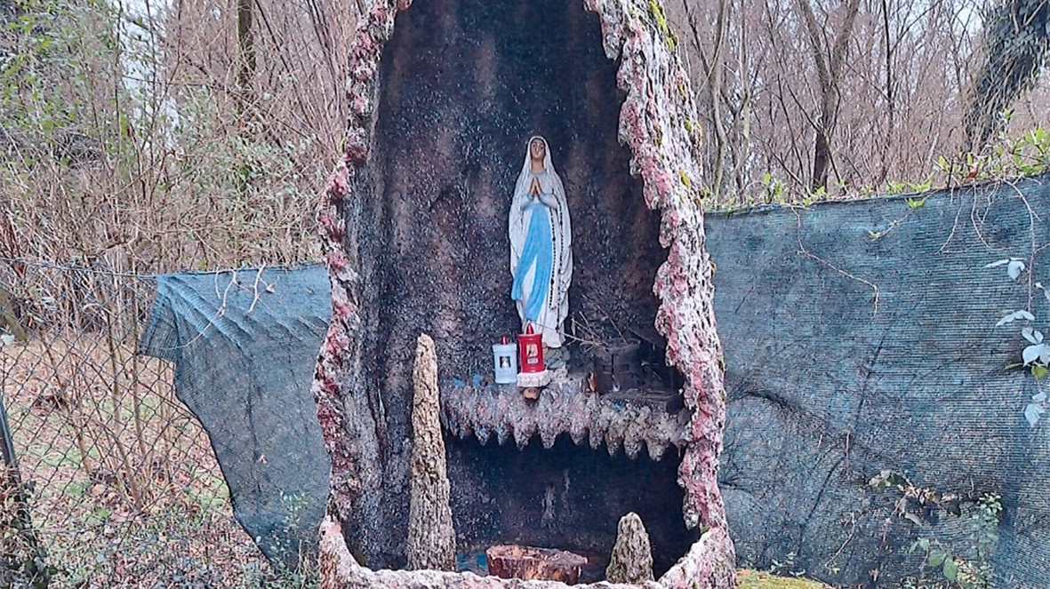 La piccola grotta con la statua della Madonna cara ai fedeli di Briosco La piccola grotta con la statua della Madonna cara ai fedeli di Briosco