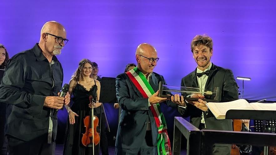 Una bacchetta al maestro . Cesano omaggia Spotti