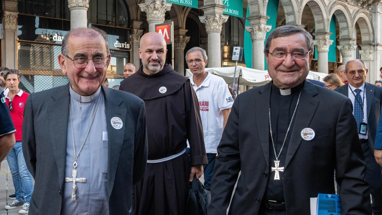 L’arcivescovo Mario Delpini con Rami Asakrieh (parroco di Betlemme) e Mounir Khairallah (vescovo del Libano) in piazza Duomo