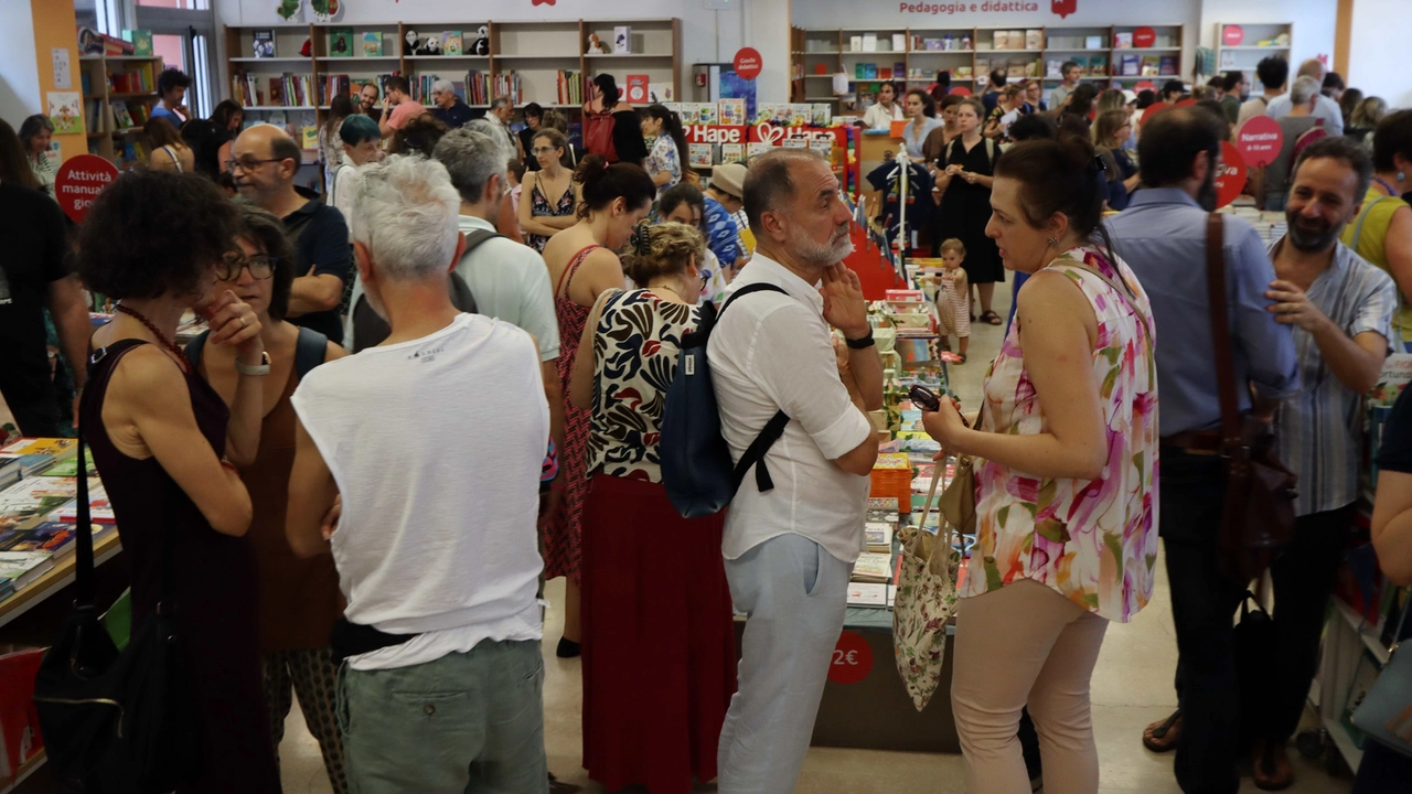La festa con i saluti alla Libreria dei Ragazzi in via Tadino a Milano
