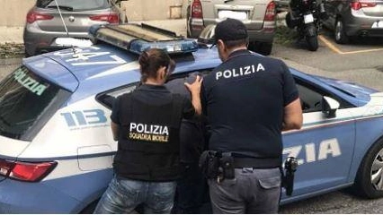 La polizia ha seguito la coppia di ladri e appena hanno rubato il cellulare l'hanno fermata La polizia ha seguito la coppia di ladri e appena hanno rubato il cellulare l'hanno fermata