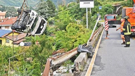 L’ auto che sfonda il guardrail e precipita in una scarpata. Bilancio, tre feriti non gravi. Avrebbe potuto avere conseguenze...