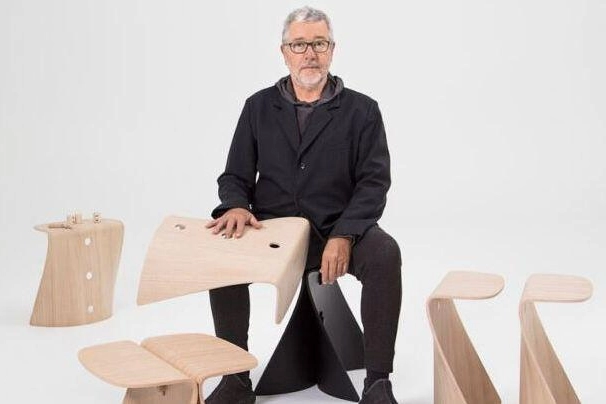 Philippe Starck con i componenti di un tavolino realizzato con altri nove arredi per Andreu World