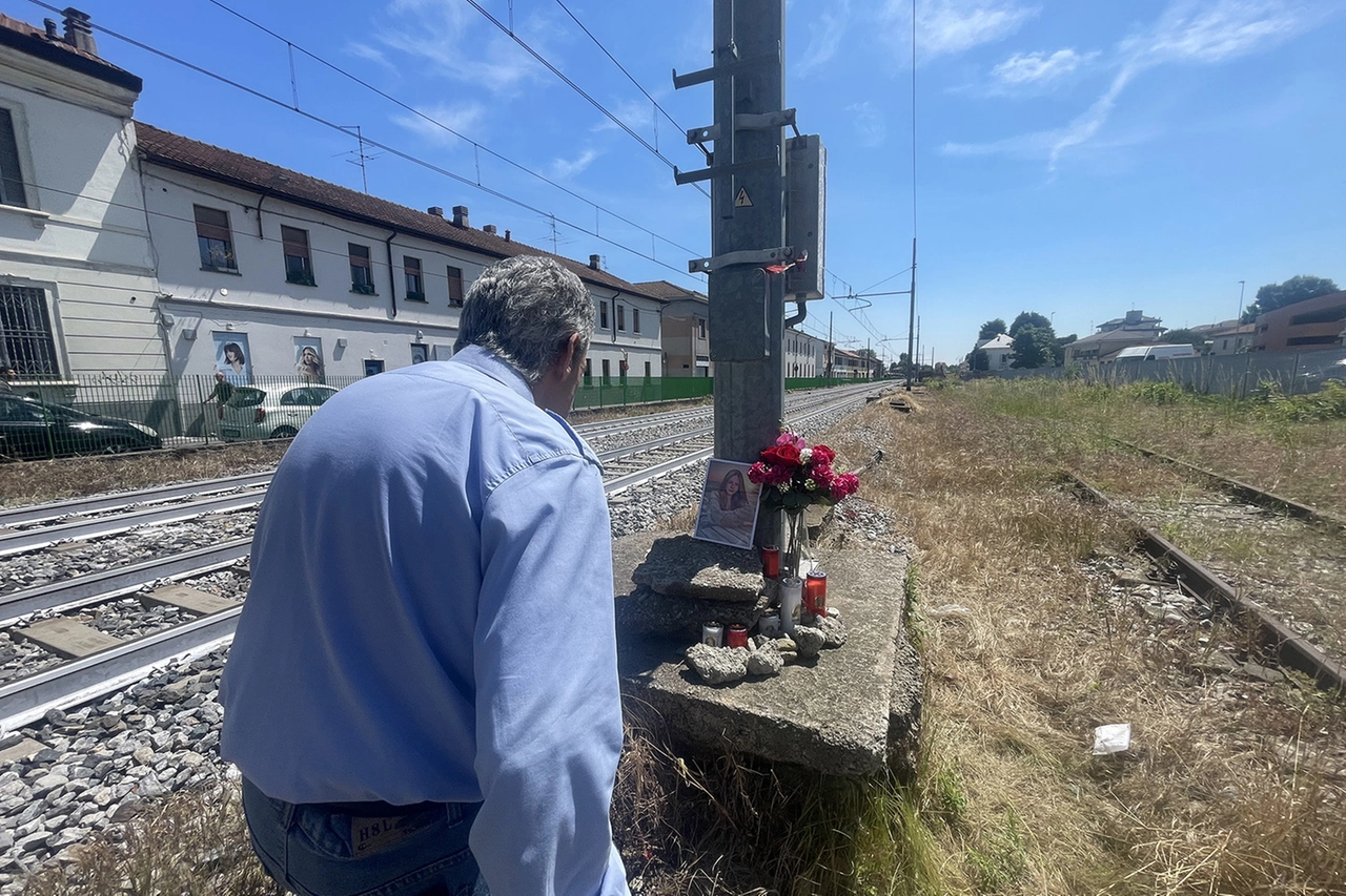Fiori, lumini e un'immagine di Sandra Bolog lasciati in ricordo della ragazza 14enne