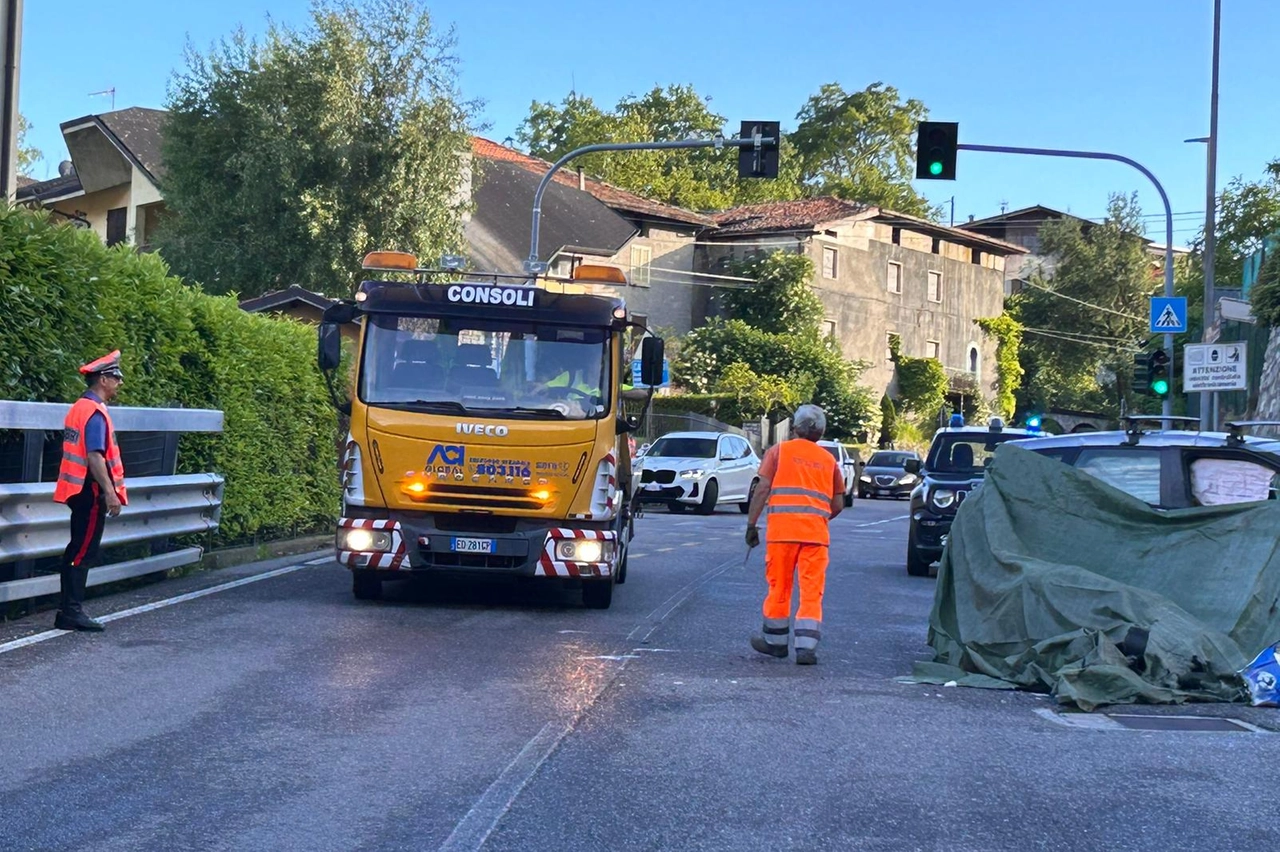 Le operazioni per ripristinare la circolazione dopo l'incidente mortale