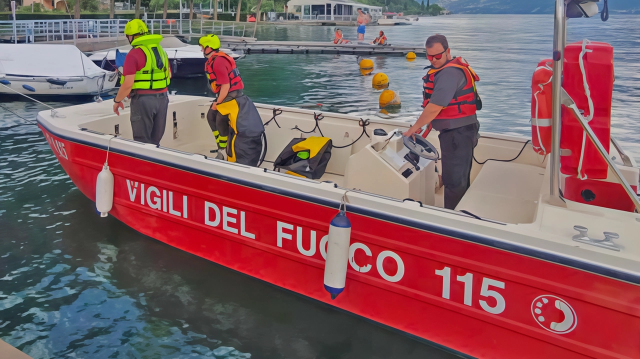 I vigili del fuoco hanno recuperato il cadavere del bagnante (foto repertorio)