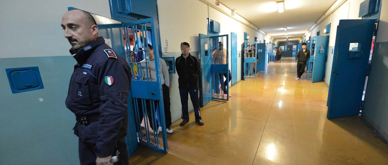 Carcere di Busto Arsizio, poliziotto aggredito al collo da un detenuto che “non voleva essere disturbato”
