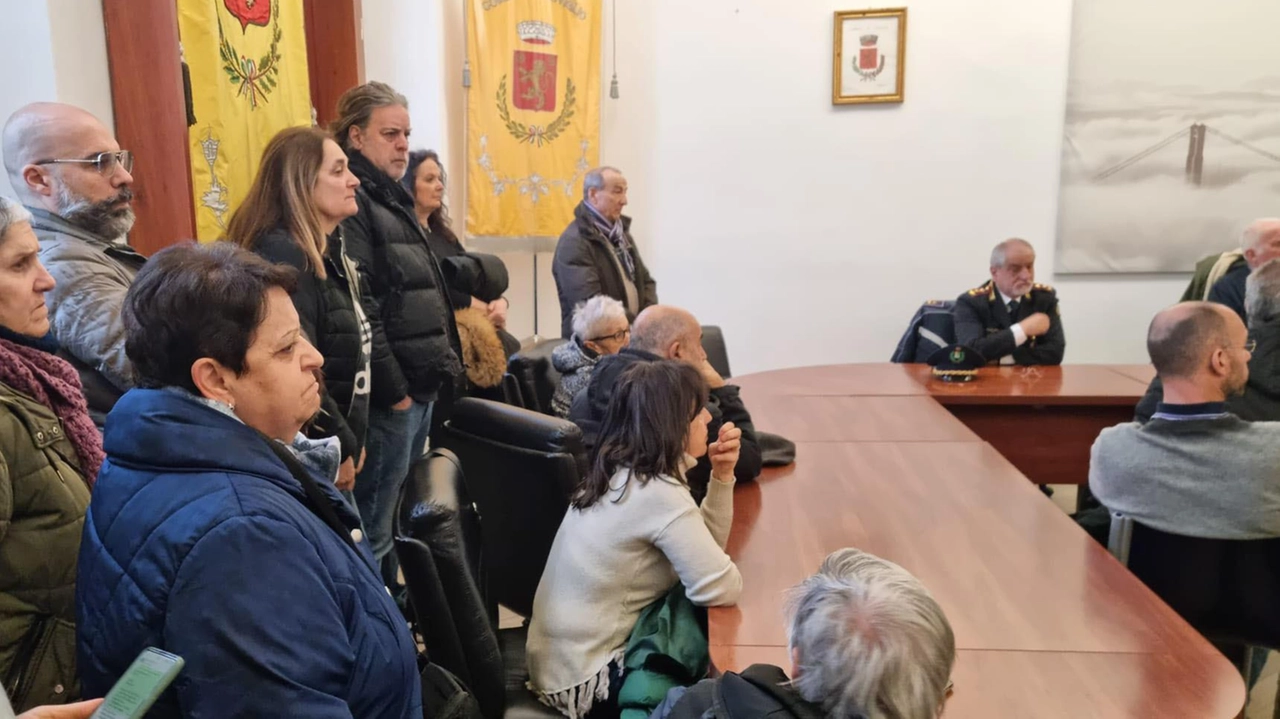 Molti cittadini hanno partecipato al Consiglio aperto promosso dal Comune "Se carabinieri e polizia locale sono sottorganico si ricorra ai vigilantes" .