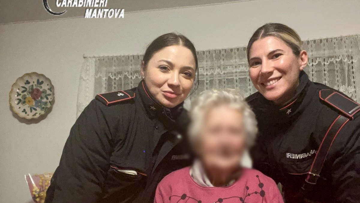 Nella foto fornita dai carabinieri di Mantova la donna che ha chiesto aiuto, in preda alla solitudine, e le due carabiniere Nella foto fornita dai carabinieri di Mantova la donna che ha chiesto aiuto, in preda alla solitudine, e le due carabiniere