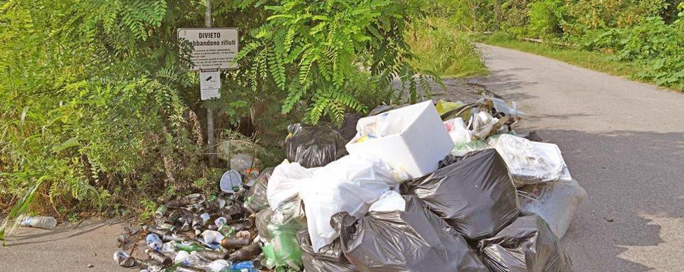 Invasa dai rifiuti, l’oasi ridotta a una discarica ogni fine settimana: “Scene indecorose, via i cassonetti” Invasa dai rifiuti, l’oasi ridotta a una discarica ogni fine settimana: “Scene indecorose, via i cassonetti”