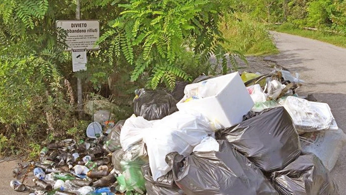 Un’immagine eloquente delle condizioni in cui si ritrova l’oasi naturalistica lungo il fiume Brembo dopo ogni fine settimana Un’immagine eloquente delle condizioni in cui si ritrova l’oasi naturalistica lungo il fiume Brembo dopo ogni fine settimana