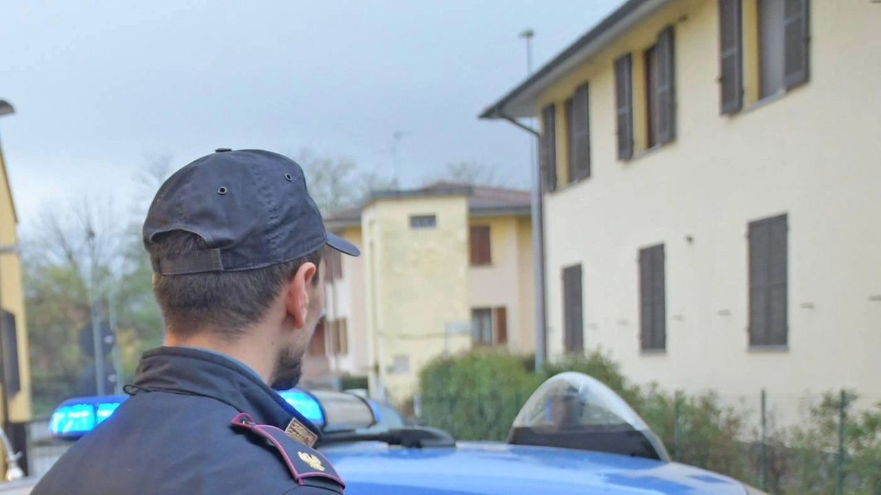Un ventiseienne intercettato con 53 involucri nascosti in diverse zone del veicolo Un ventiseienne intercettato con 53 involucri nascosti in diverse zone del veicolo