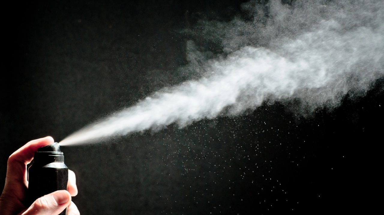 Una ventina di studenti intossica, 3 in ospedale, per lo spray al peperoncino spruzzato a scuola Una ventina di studenti intossica, 3 in ospedale, per lo spray al peperoncino spruzzato a scuola