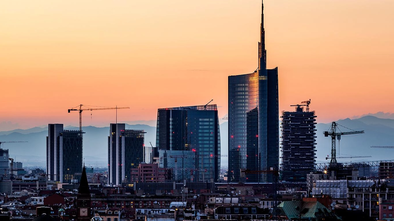 L'architetto Maurizio Lai mette in guardia: Milano rischia di essere vittima della sua vanità, con affitti insostenibili e prezzi immobiliari fuori portata per molti lavoratori.
