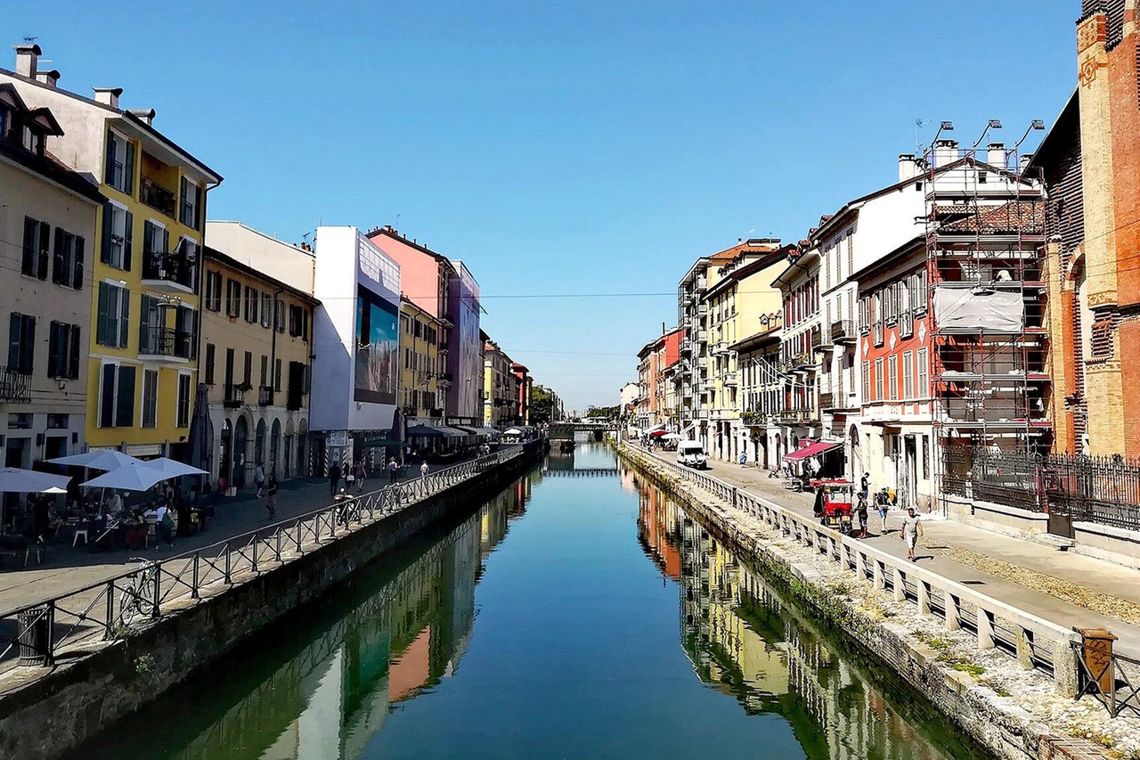 Quando la città si svuota, i suoi ritmi rallentano, rilevando una bellezza inaspettata. Gli spazi respirano, l’attività culturale si accende e i suoi parchi si trasformano in oasi urbane
