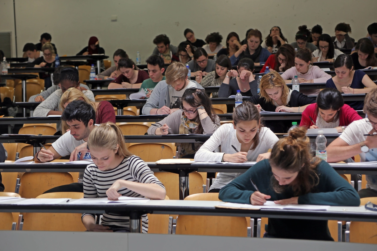 Studenti affrontano il test d'ingresso per Medicina all'Università di Pavia
