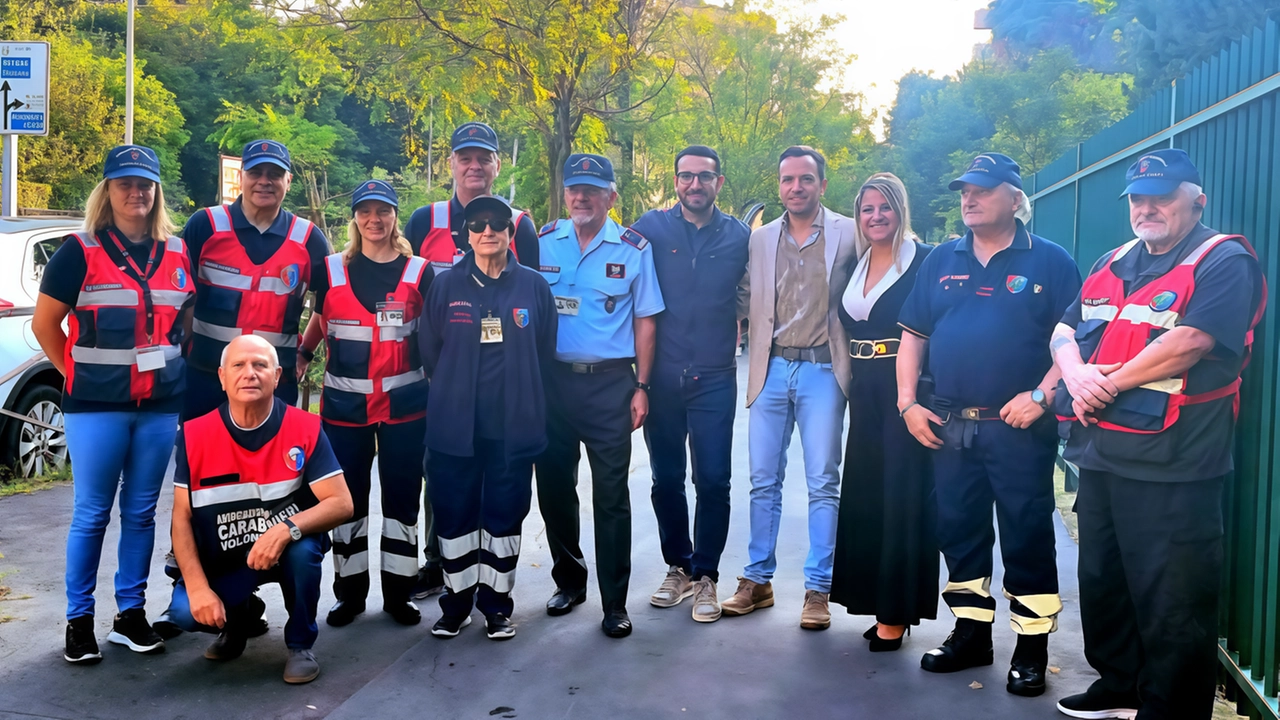 La presenza assidua dei volontari evita rischi e confusione davanti alle scuole La presenza assidua dei volontari evita rischi e confusione davanti alle scuole
