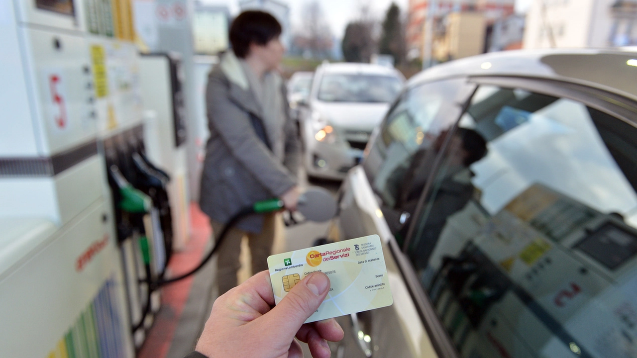 Benzina con la carta sconto regionale, mai abolita ma di fatto abbandonata dal 2021 Benzina con la carta sconto regionale, mai abolita ma di fatto abbandonata dal 2021