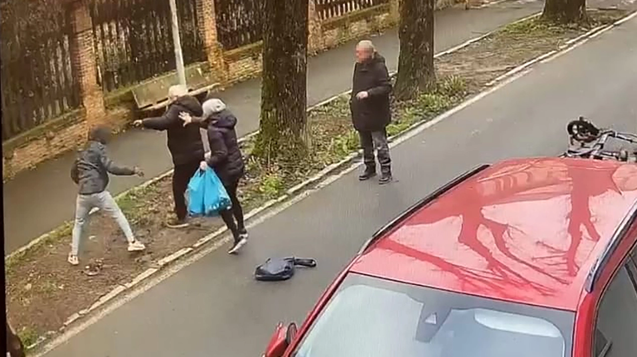 Il giovane primo a sinistra in uno dei momenti della lite col pensionato davanti agli occhi degli altri due testimoni Il giovane primo a sinistra in uno dei momenti della lite col pensionato davanti agli occhi degli altri due testimoni