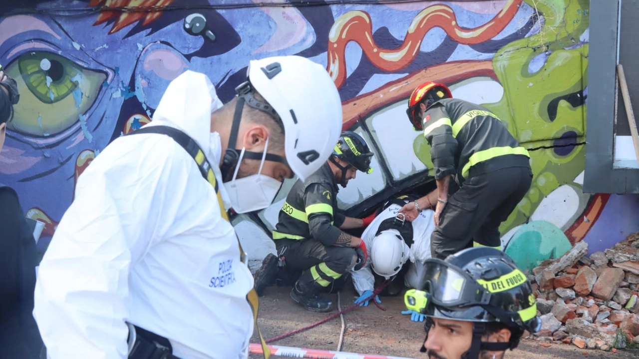 L'intervento di polizia scientifica e vigili del fuoco a Milano per il recupero del corpo L'intervento di polizia scientifica e vigili del fuoco a Milano per il recupero del corpo