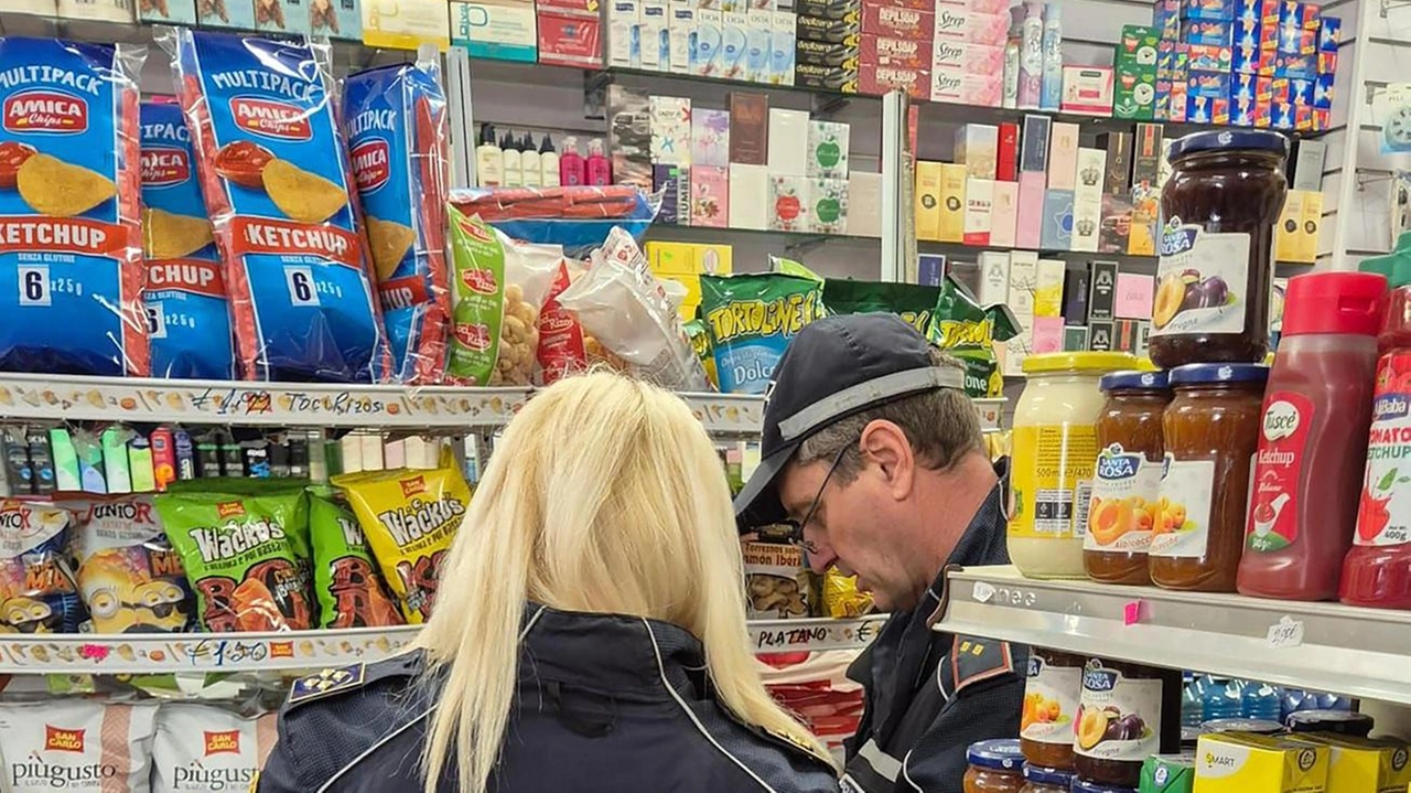 Cibo scaduto e mancanza delle condizioni igienico sanitarie: multa da oltre 10mila euro per il titolare di un minimarket di... Cibo scaduto e mancanza delle condizioni igienico sanitarie: multa da oltre 10mila euro per il titolare di un minimarket di...