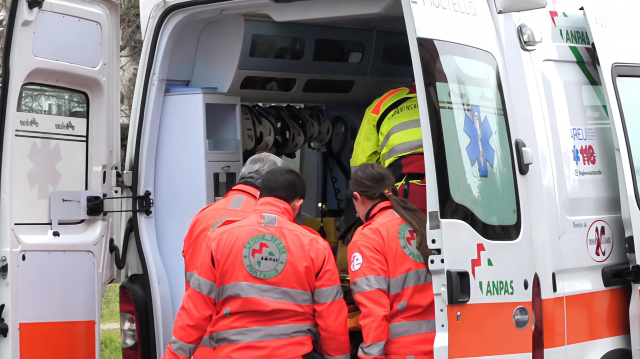 Il giovane è stato portato in codice rosso all'ospedale Niguarda